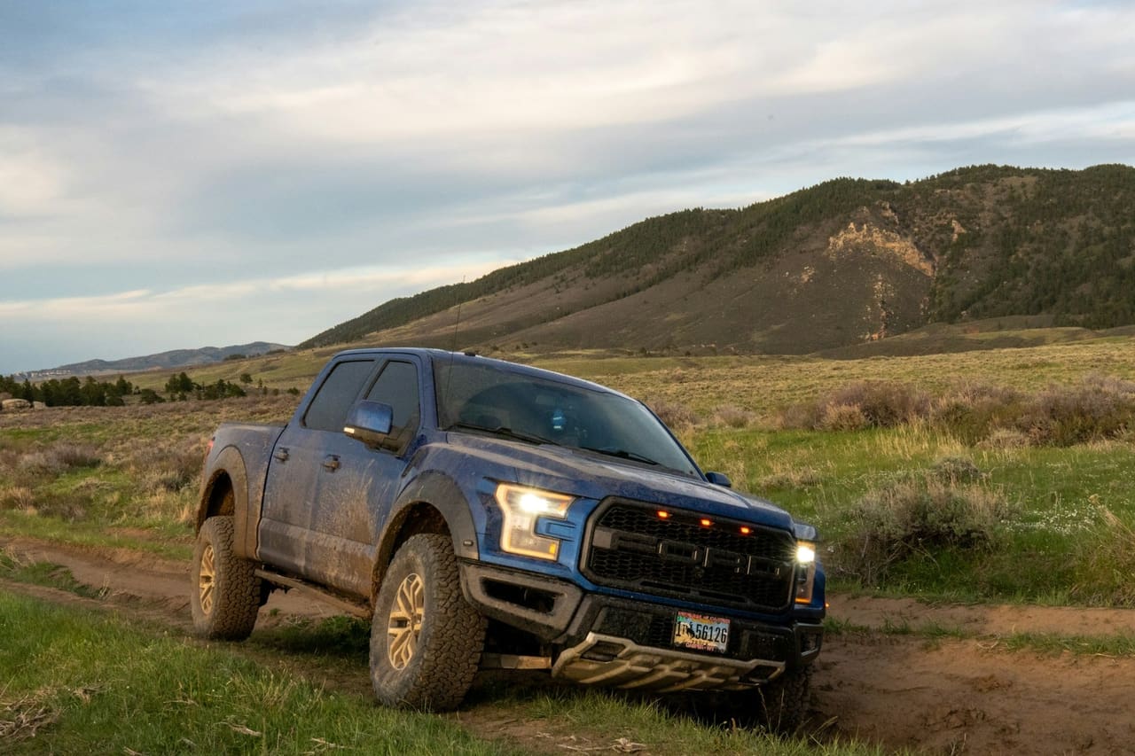 Ford пикап на открит път — автомобилна фотография