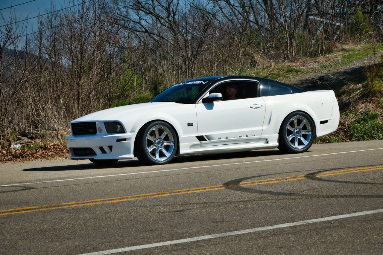 Бял Ford Mustang на живописен път